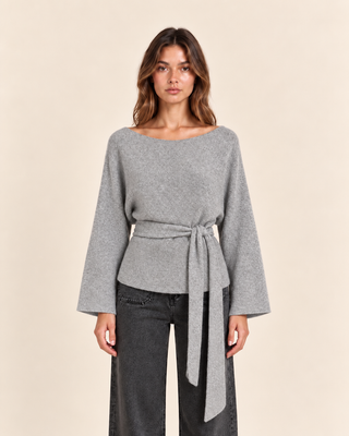 Pull gris avec ceinture intégrée