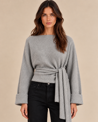 Pull gris avec ceinture intégrée